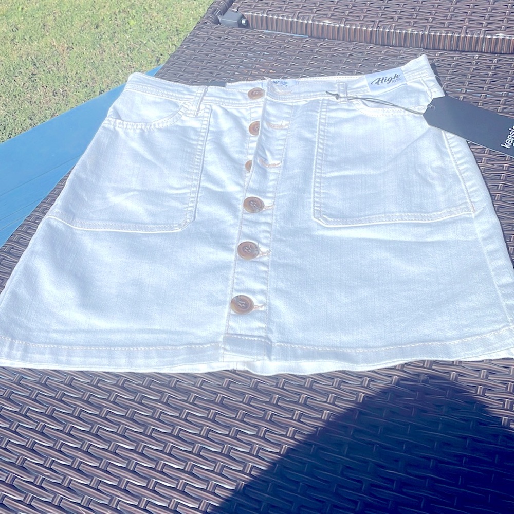 Kenzie jeans high rise skit, new with tags. off white, button up, 8/29